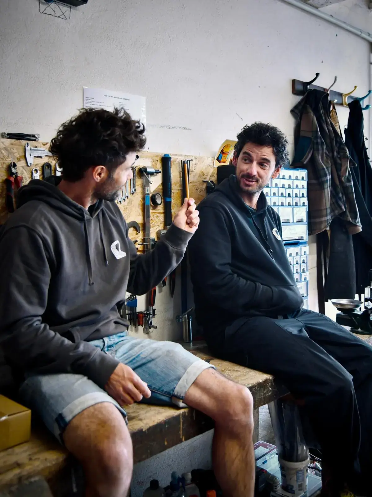 Loïc et Adrien dans l'atelier Ribine, en pleine discussion