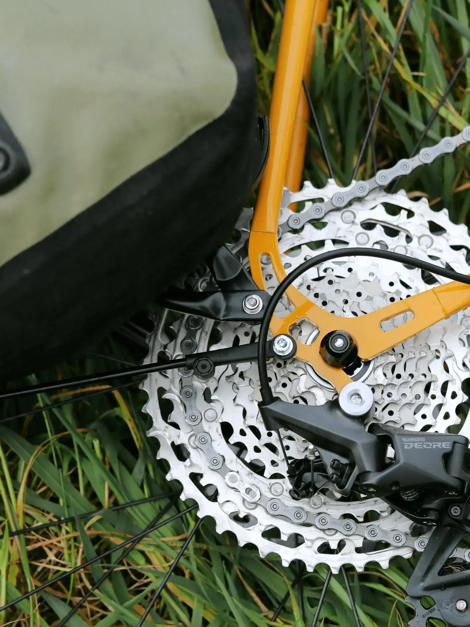 Détail de la transmission et du câblage d'un vélo préparé à l'atelier